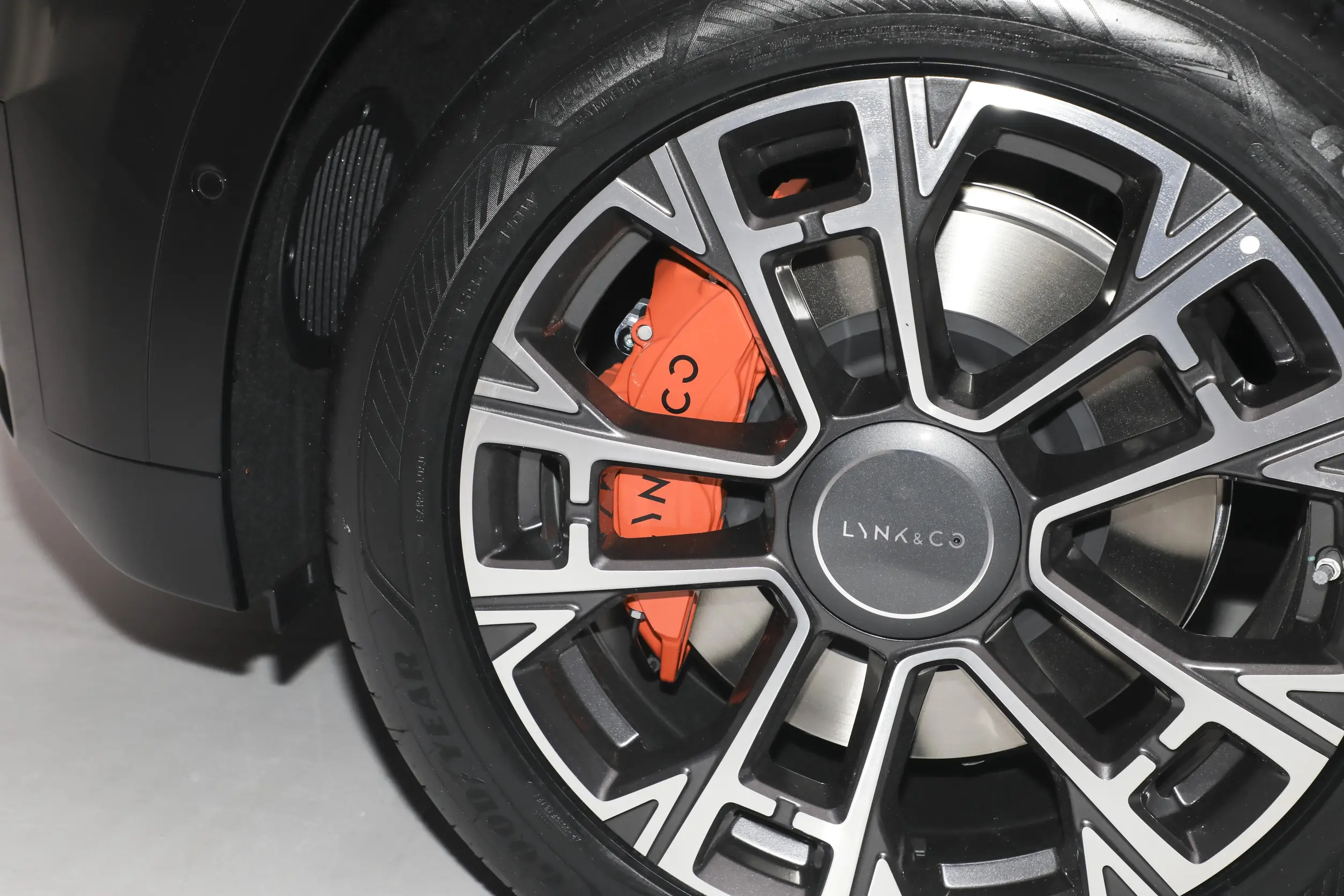 Lynk Co 900 диски