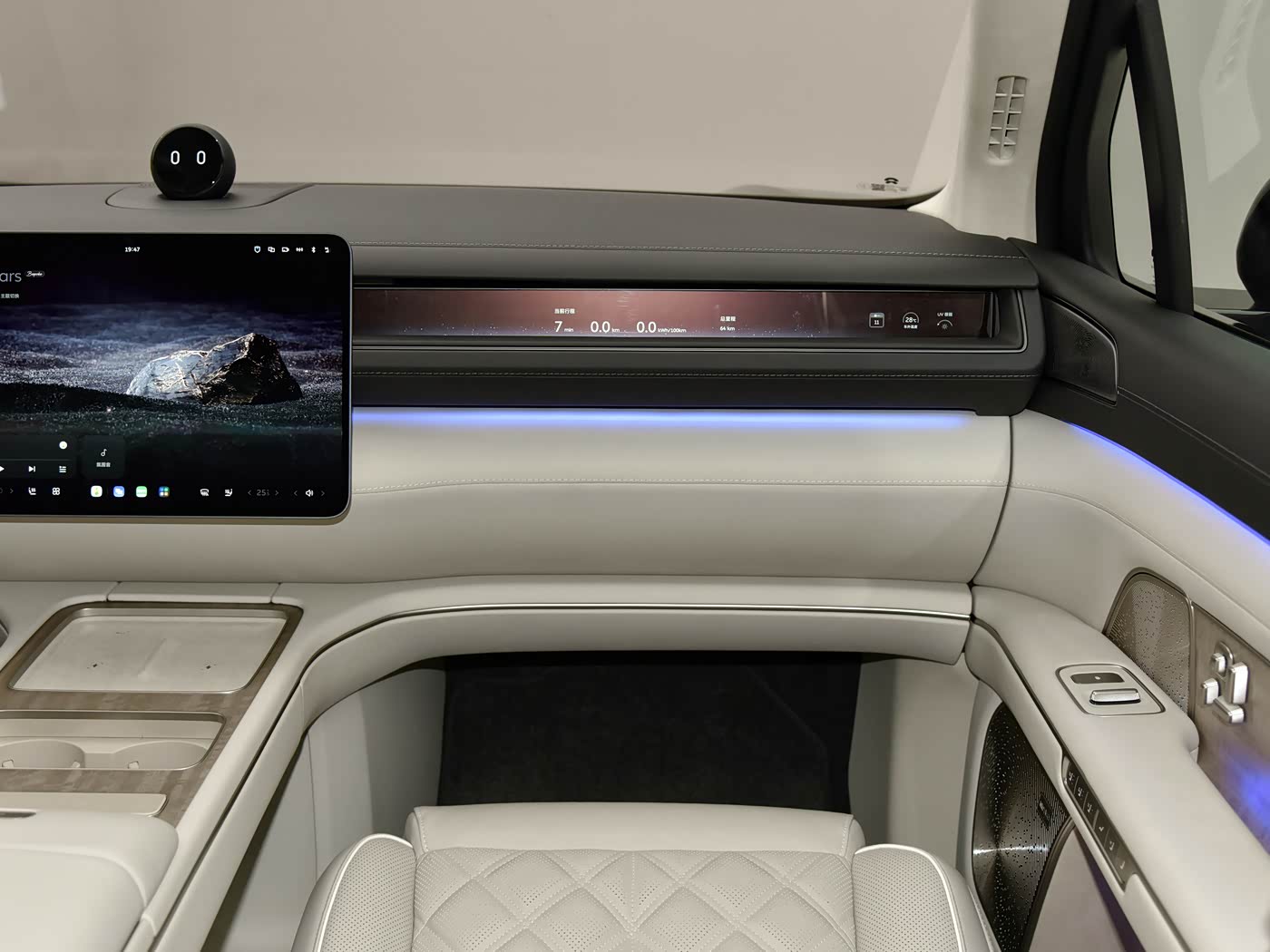 nio-es8-interior-white-4