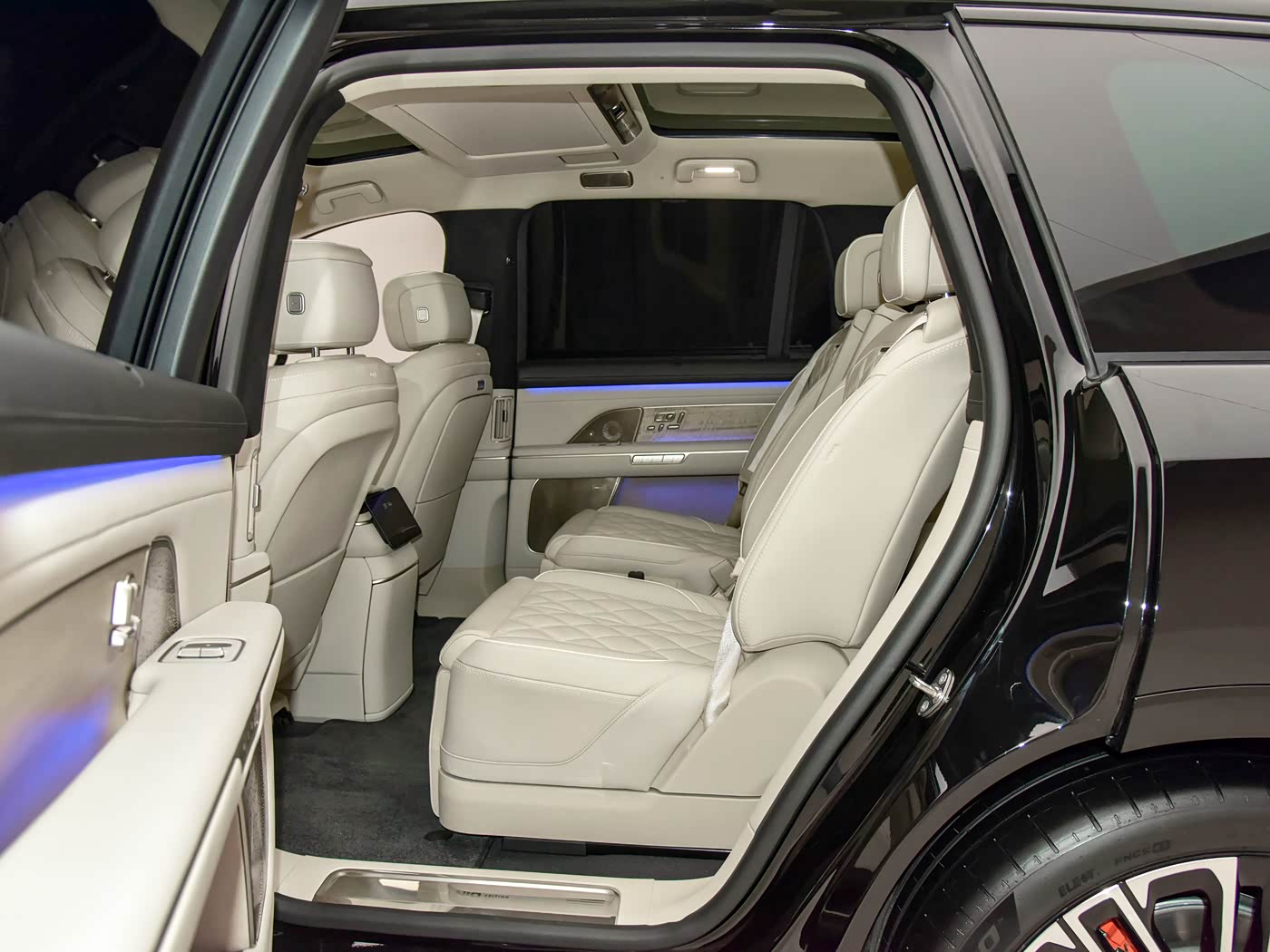 nio-es8-interior-white-6-seat-11