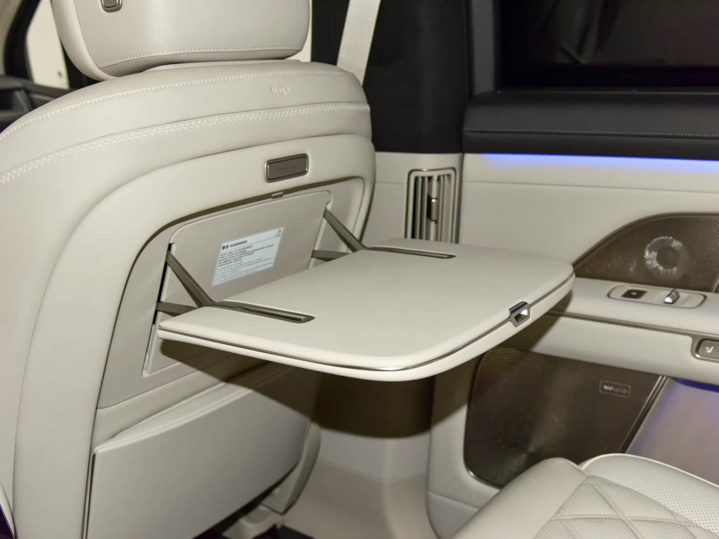 nio-es8-interior-white-6-seat-15