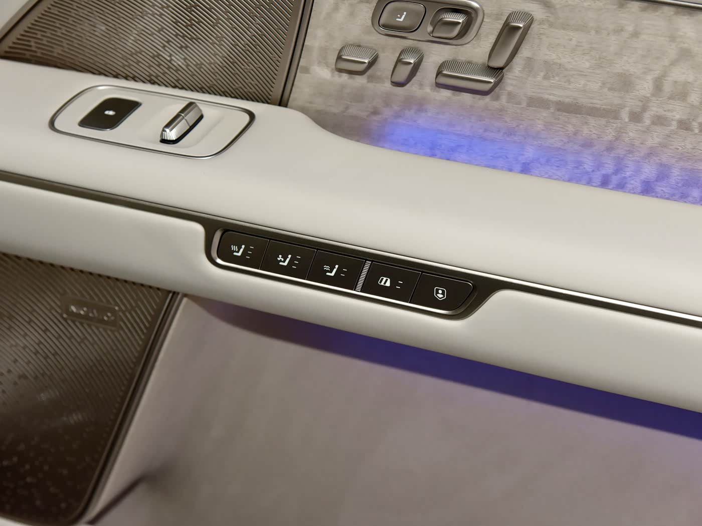 nio-es8-interior-white-6-seat-25