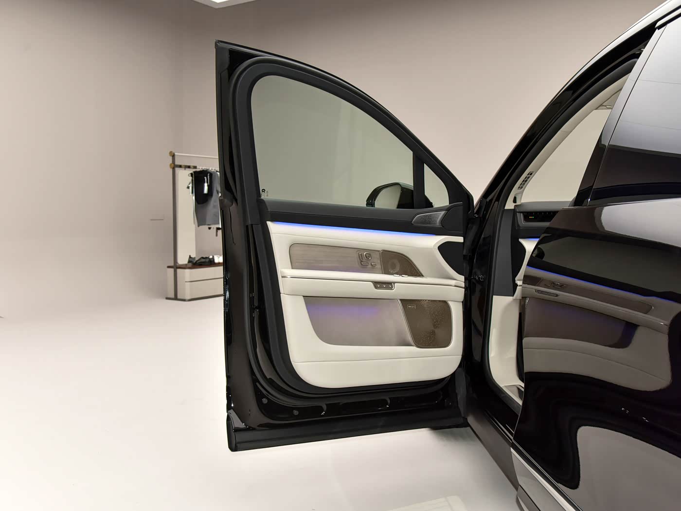nio-es8-interior-white-6-seat-3