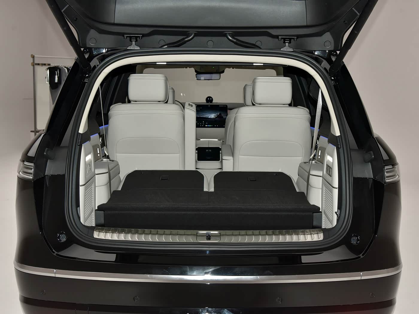 nio-es8-interior-white-6-seat-32