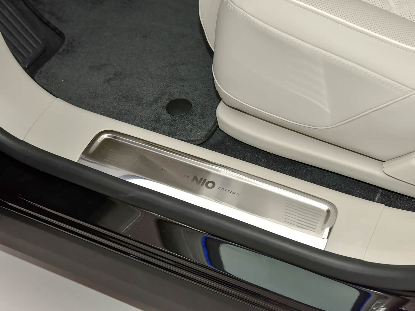 nio-es8-interior-white-6-seat-7