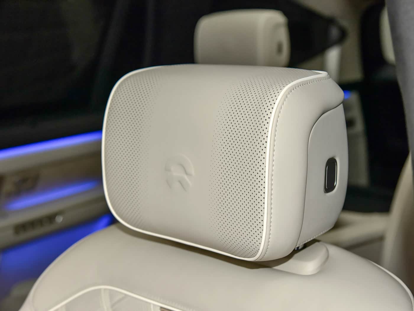 nio-es8-interior-white-6-seat-9