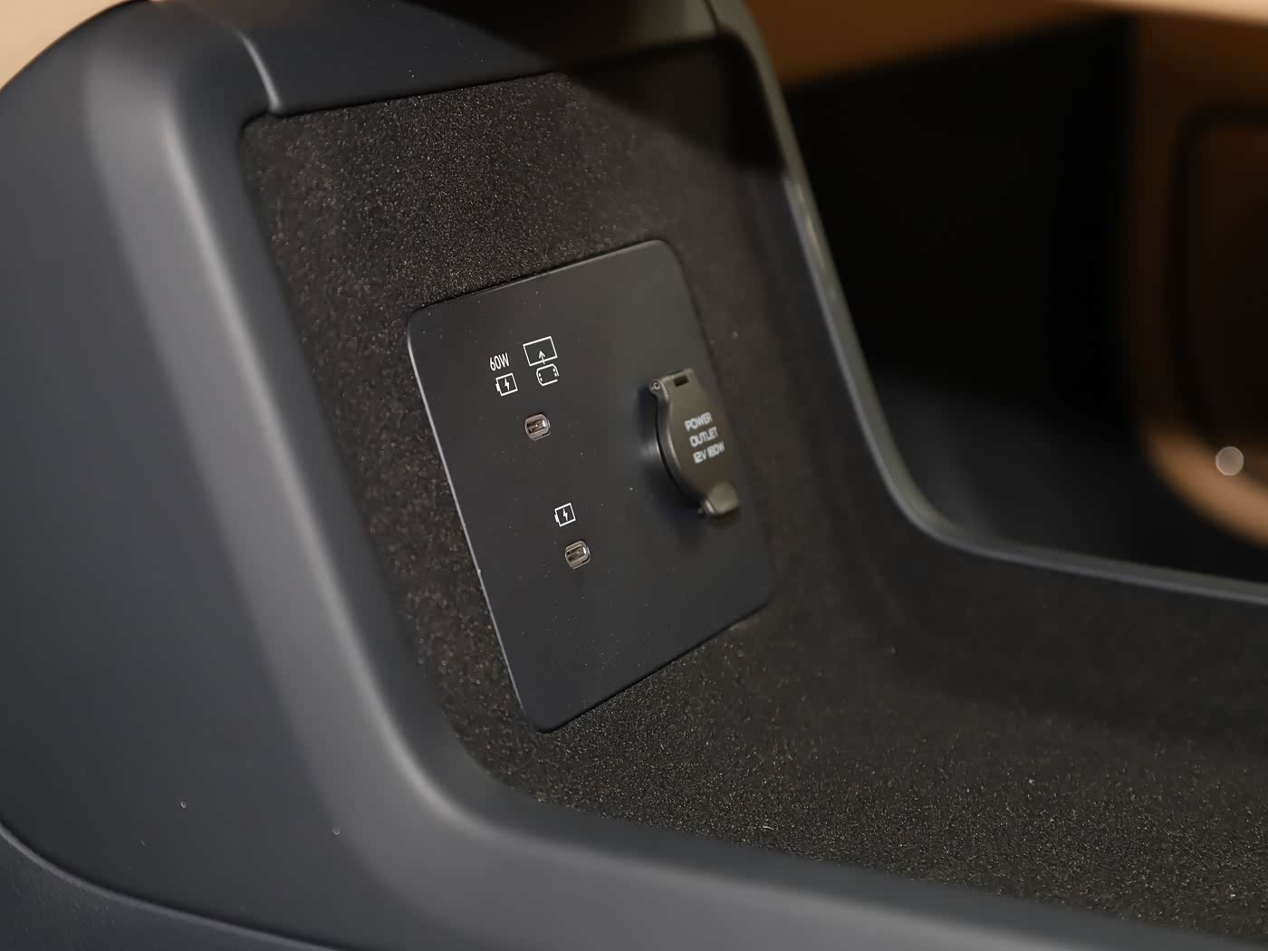 lynk-co-900-interior-brown-12