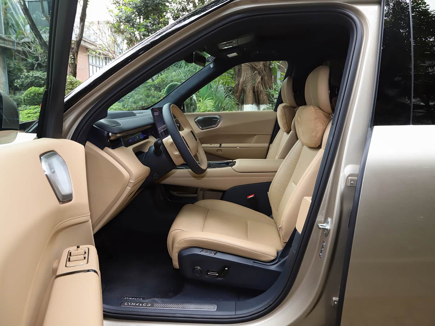 lynk-co-900-interior-brown-13