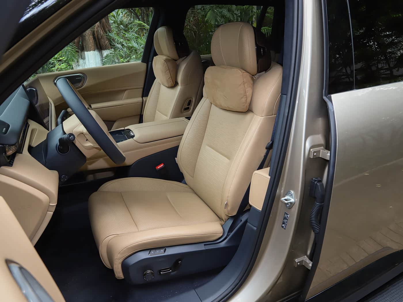 lynk-co-900-interior-brown-14