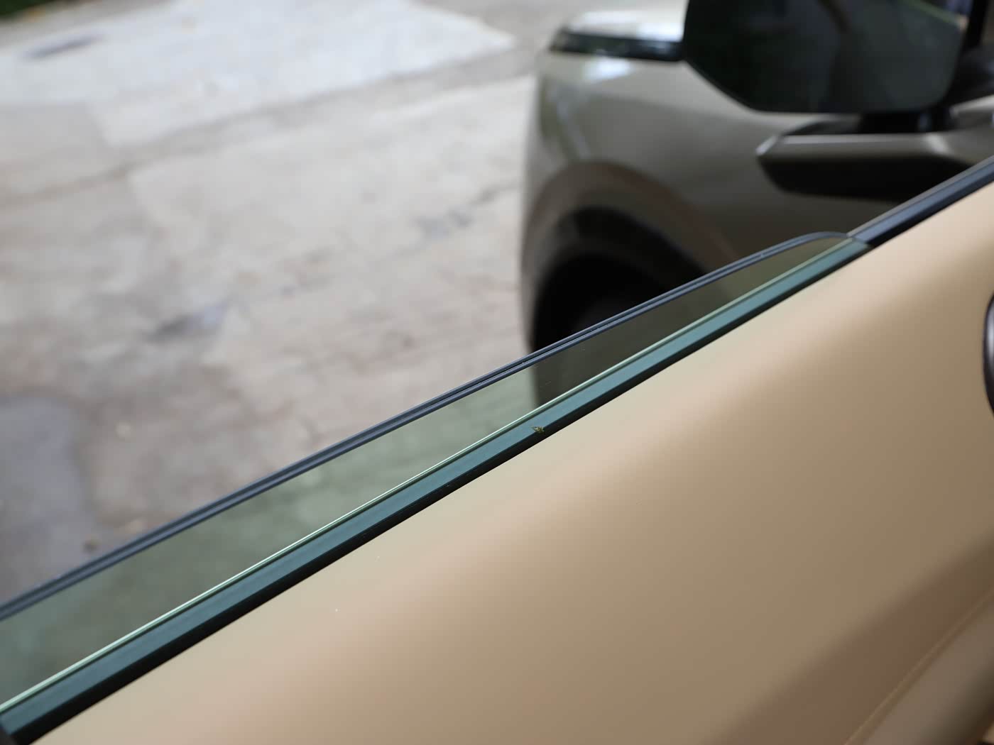 lynk-co-900-interior-brown-16