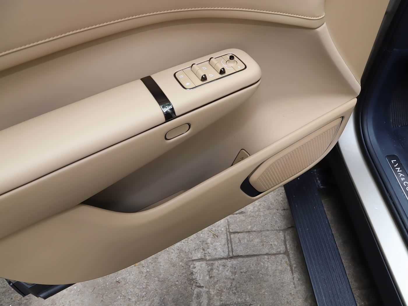 lynk-co-900-interior-brown-17