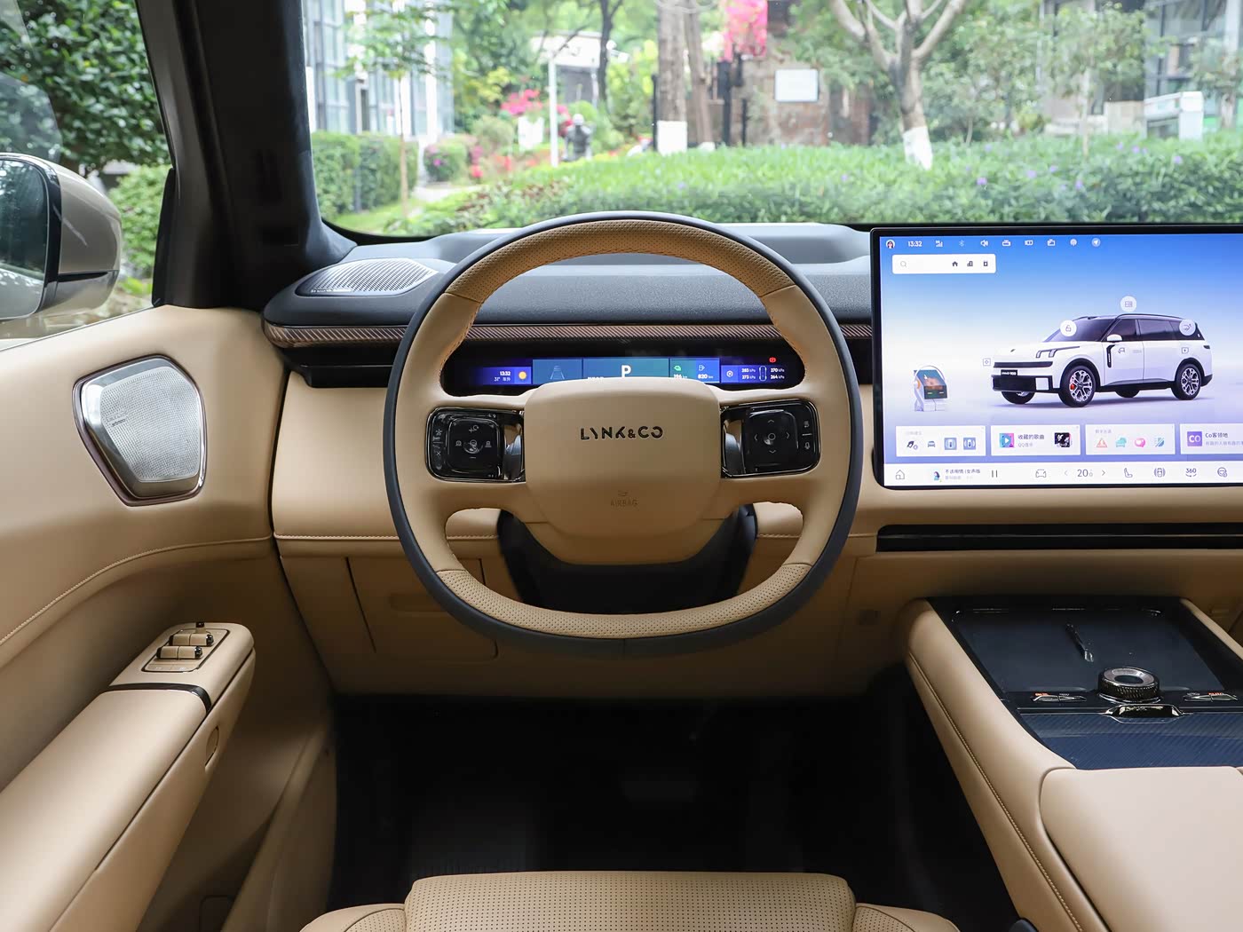 lynk-co-900-interior-brown-2