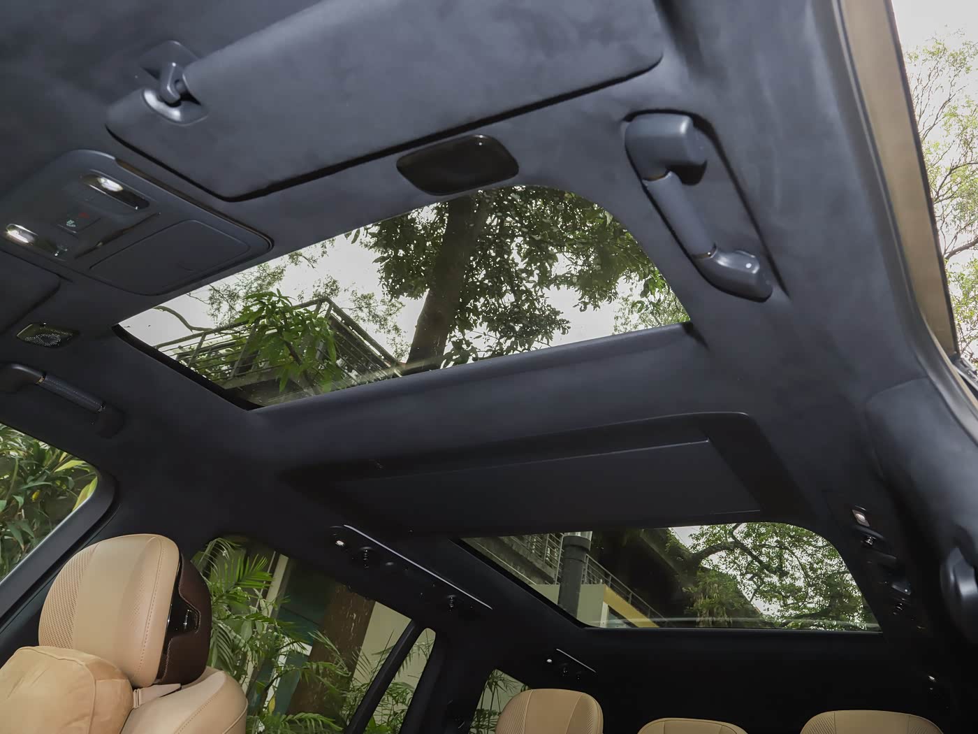 lynk-co-900-interior-brown-21