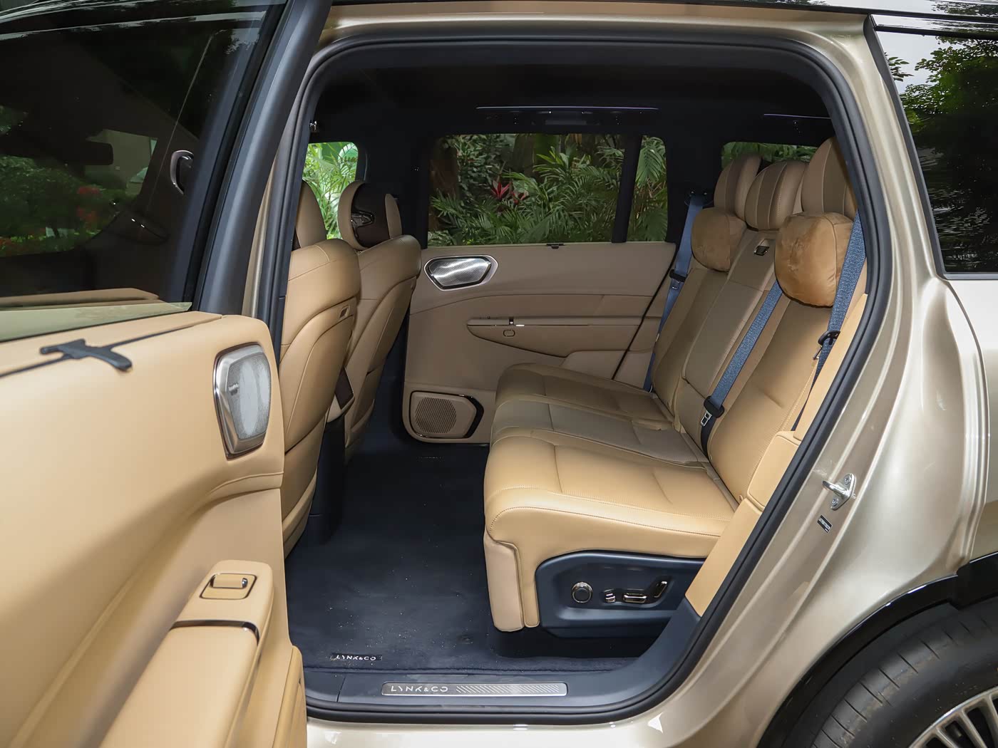 lynk-co-900-interior-brown-22