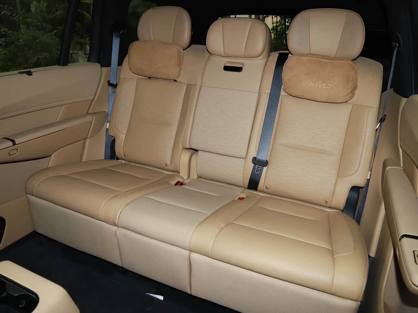 lynk-co-900-interior-brown-23