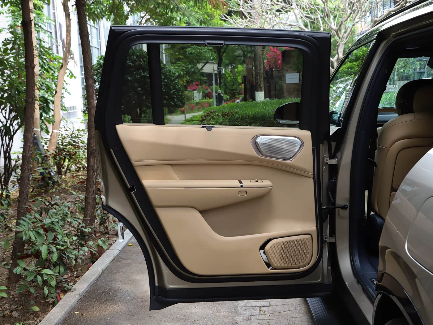 lynk-co-900-interior-brown-24