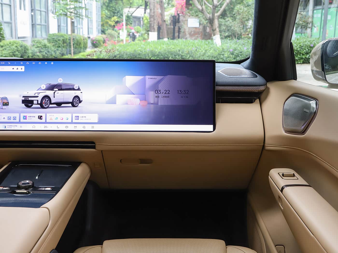 lynk-co-900-interior-brown-4