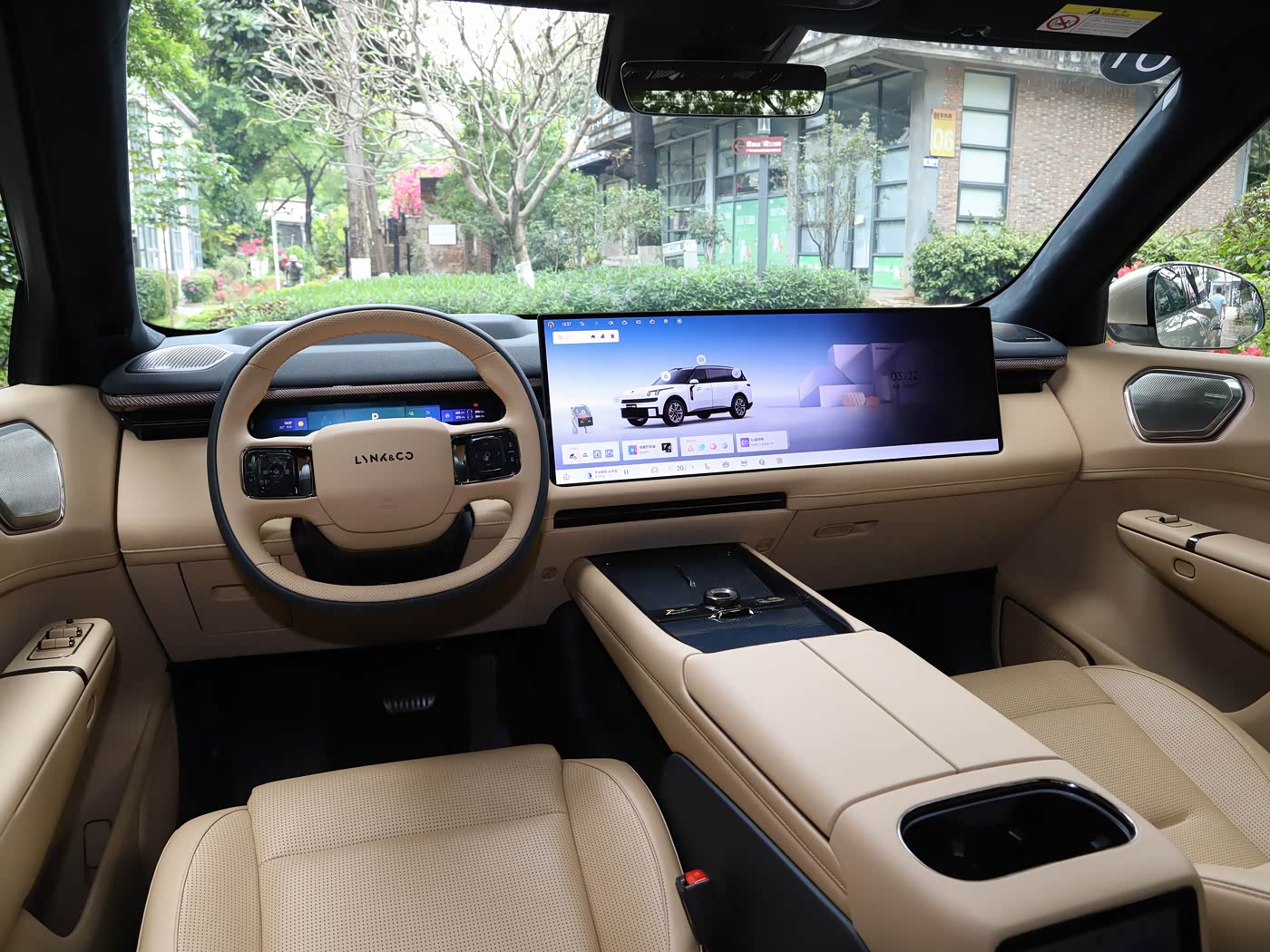 lynk-co-900-interior-brown-5
