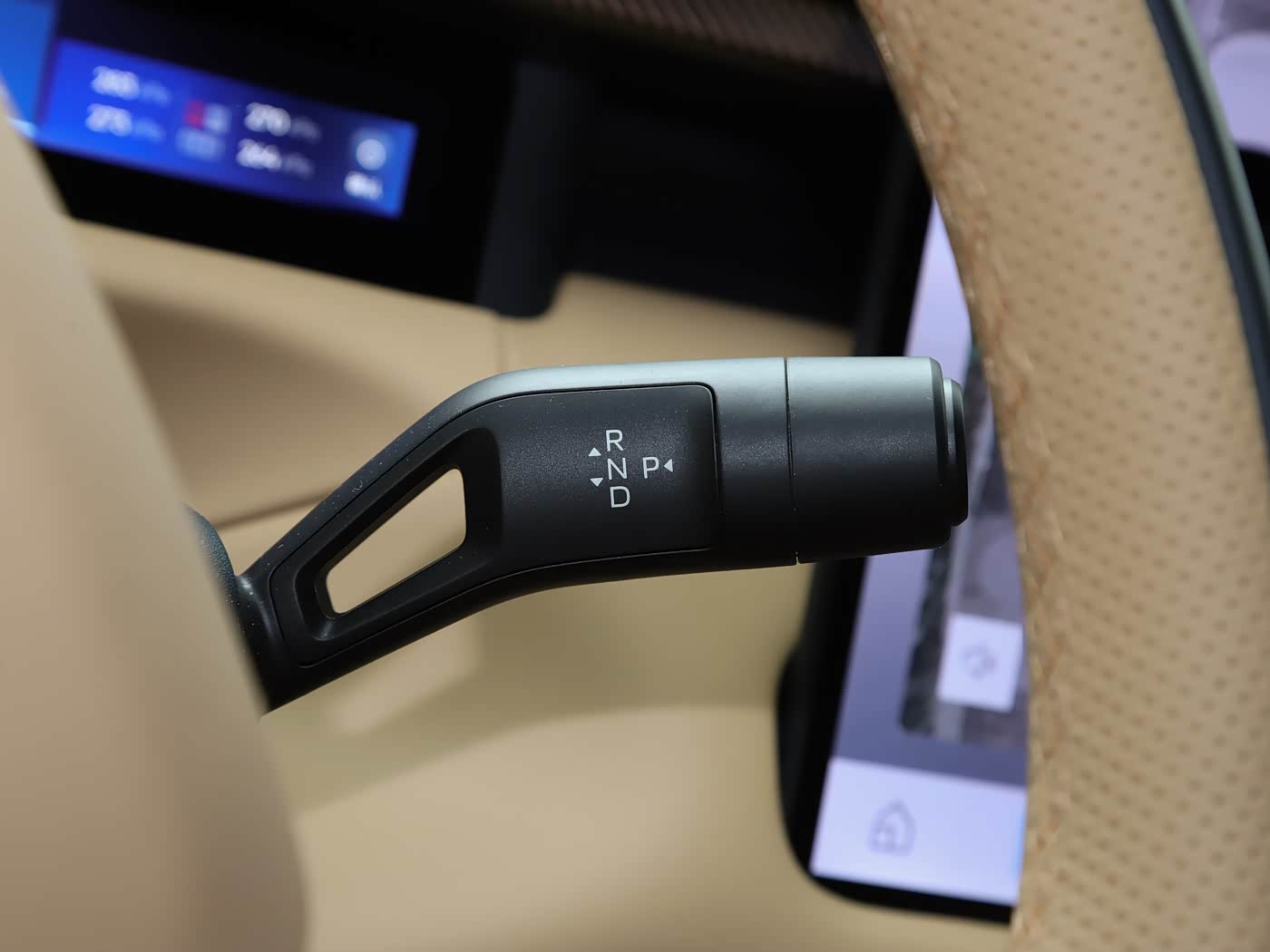 lynk-co-900-interior-brown-7