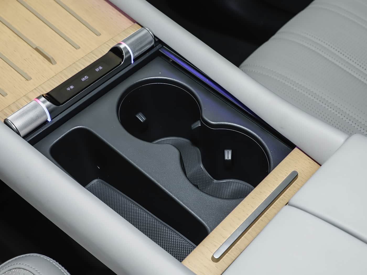 audi-ex7-interior-white-10