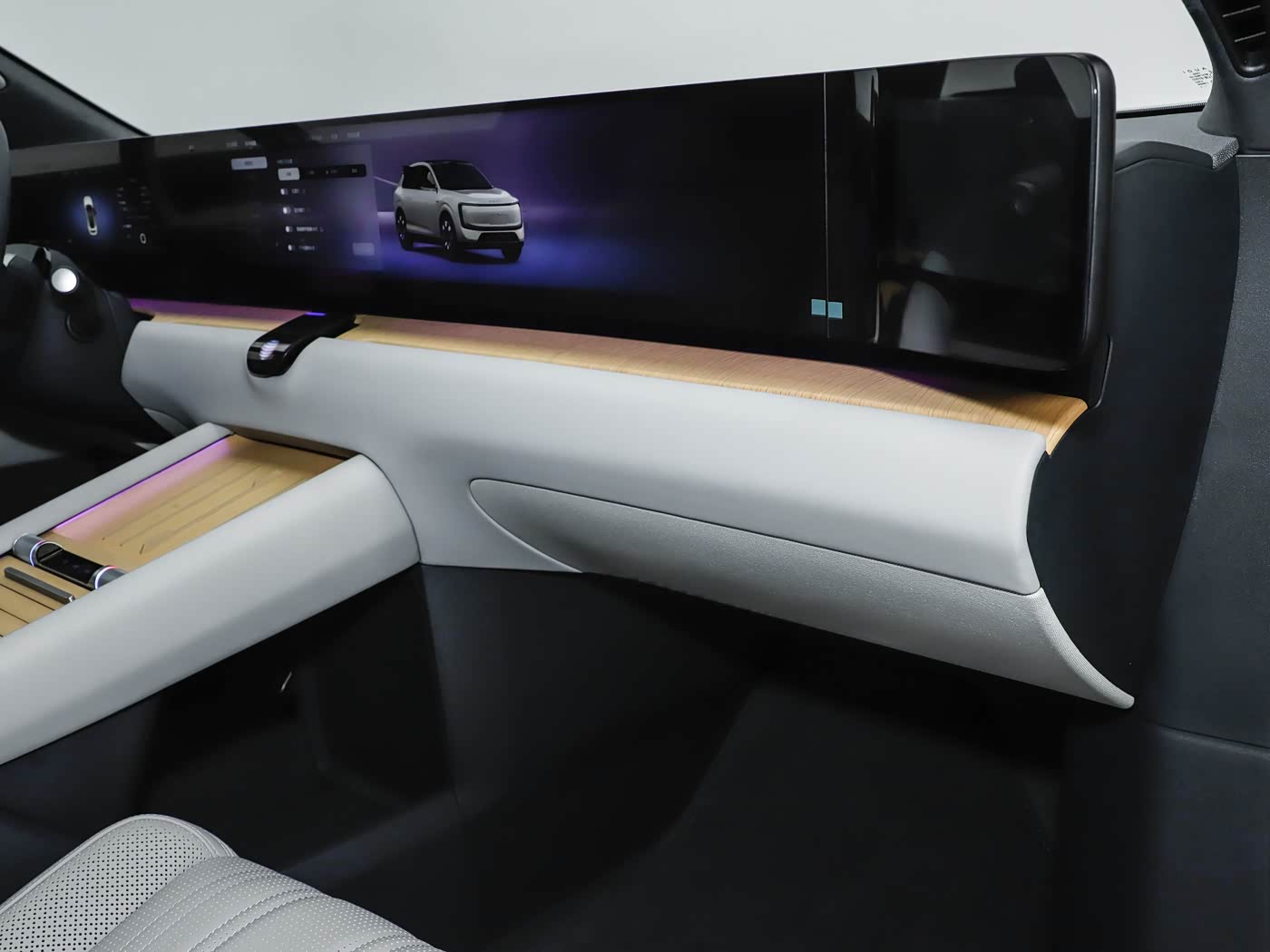 audi-ex7-interior-white-12