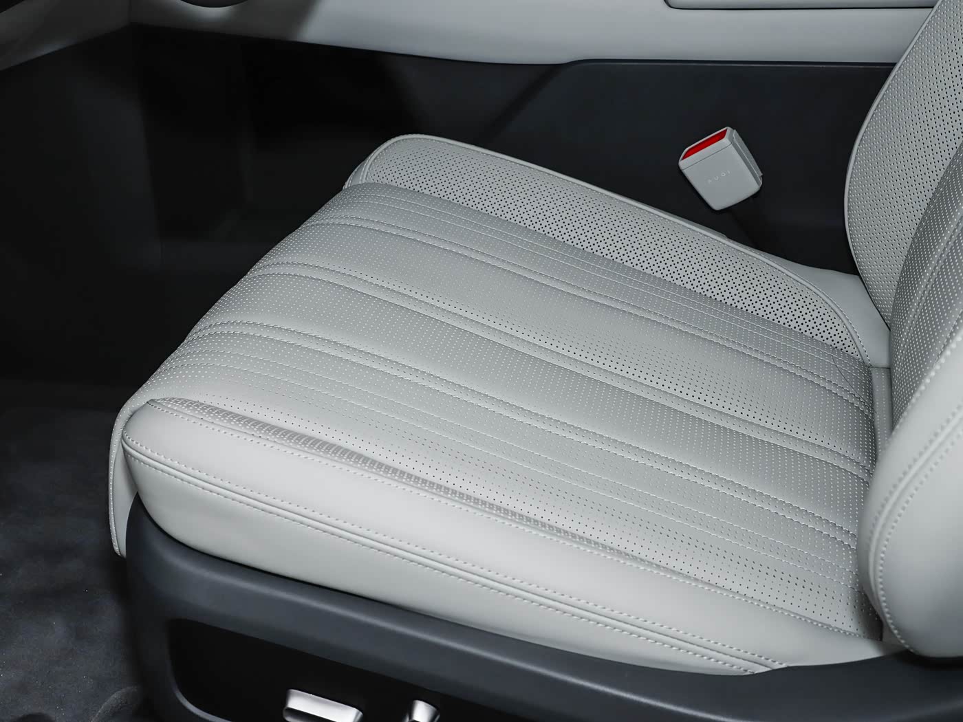 audi-ex7-interior-white-18