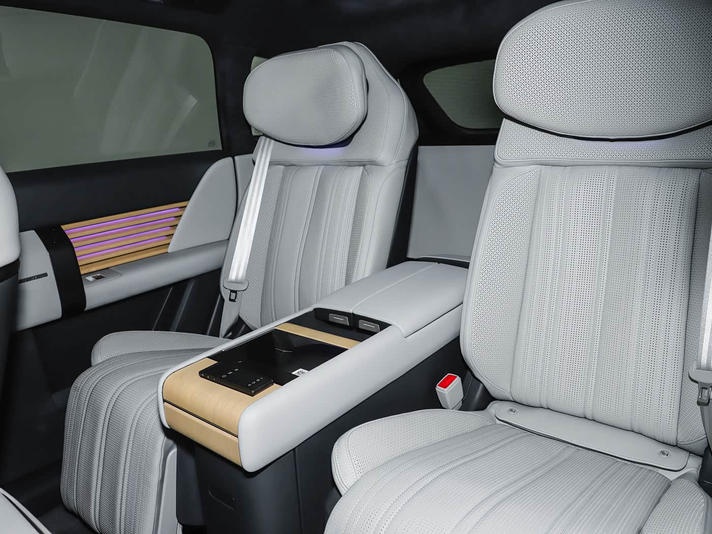 audi-ex7-interior-white-21