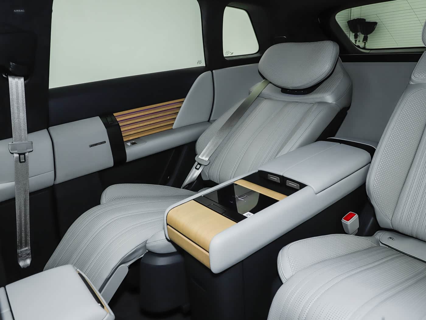 audi-ex7-interior-white-28