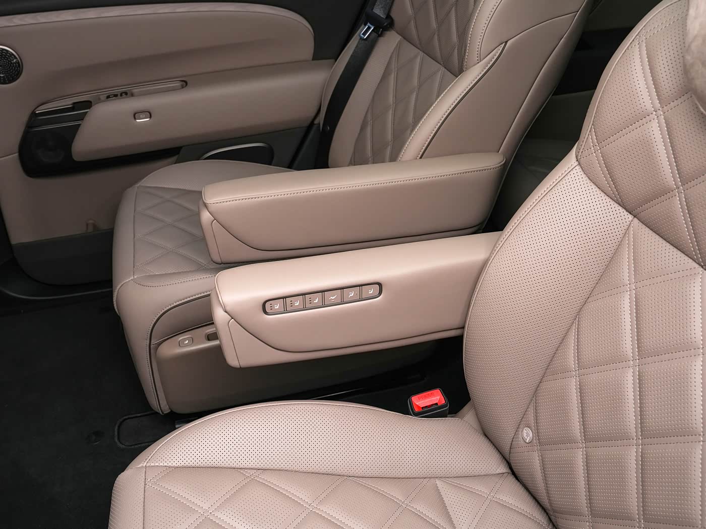 l9-livis-interior-brown-17
