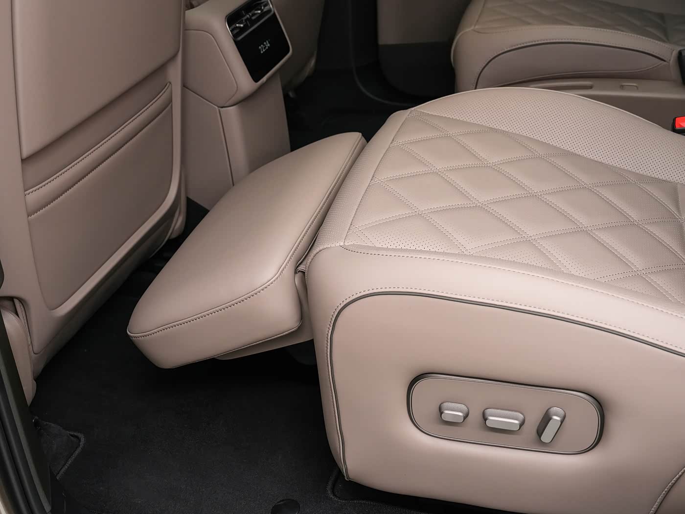 l9-livis-interior-brown-19