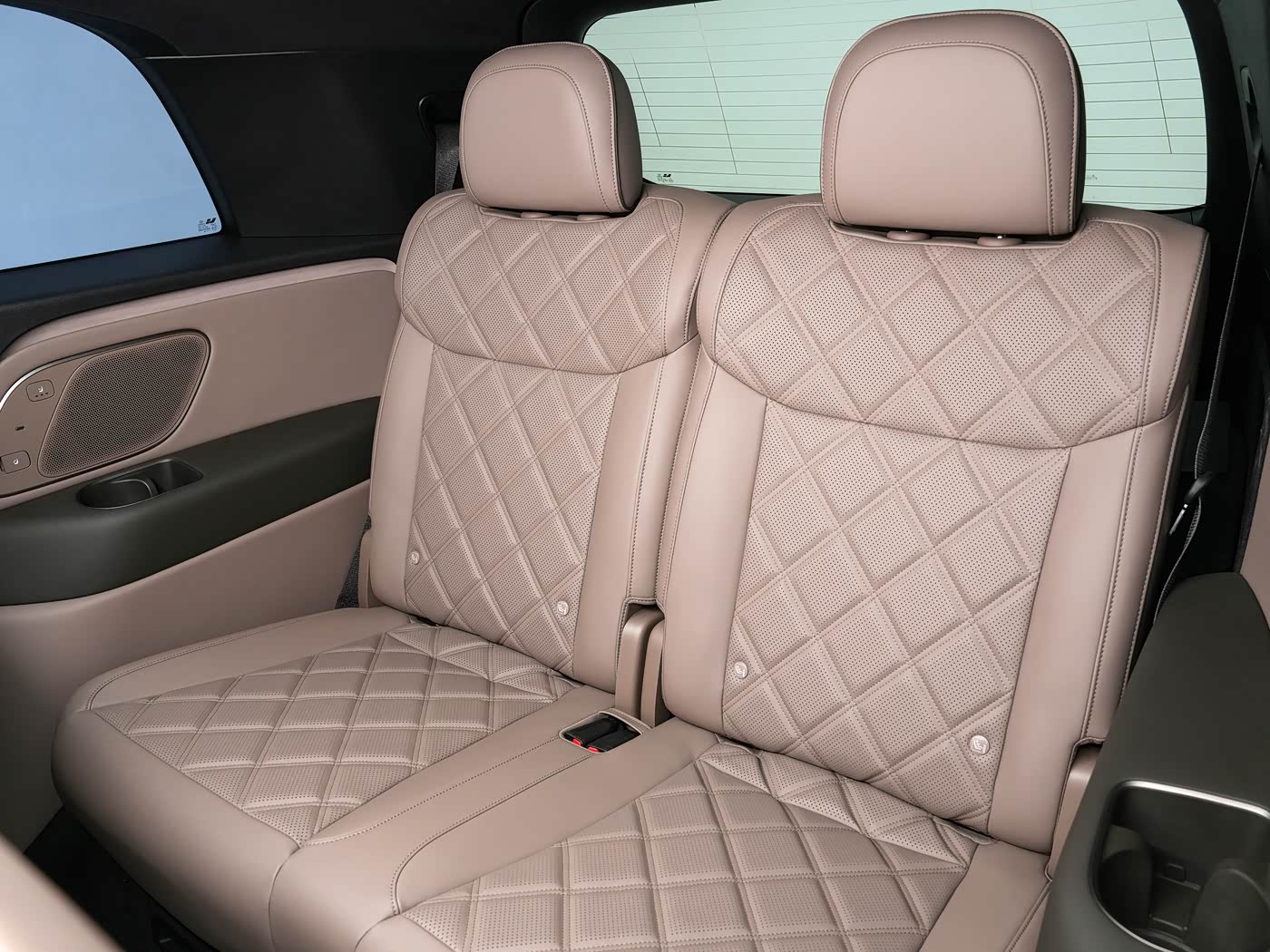 l9-livis-interior-brown-21
