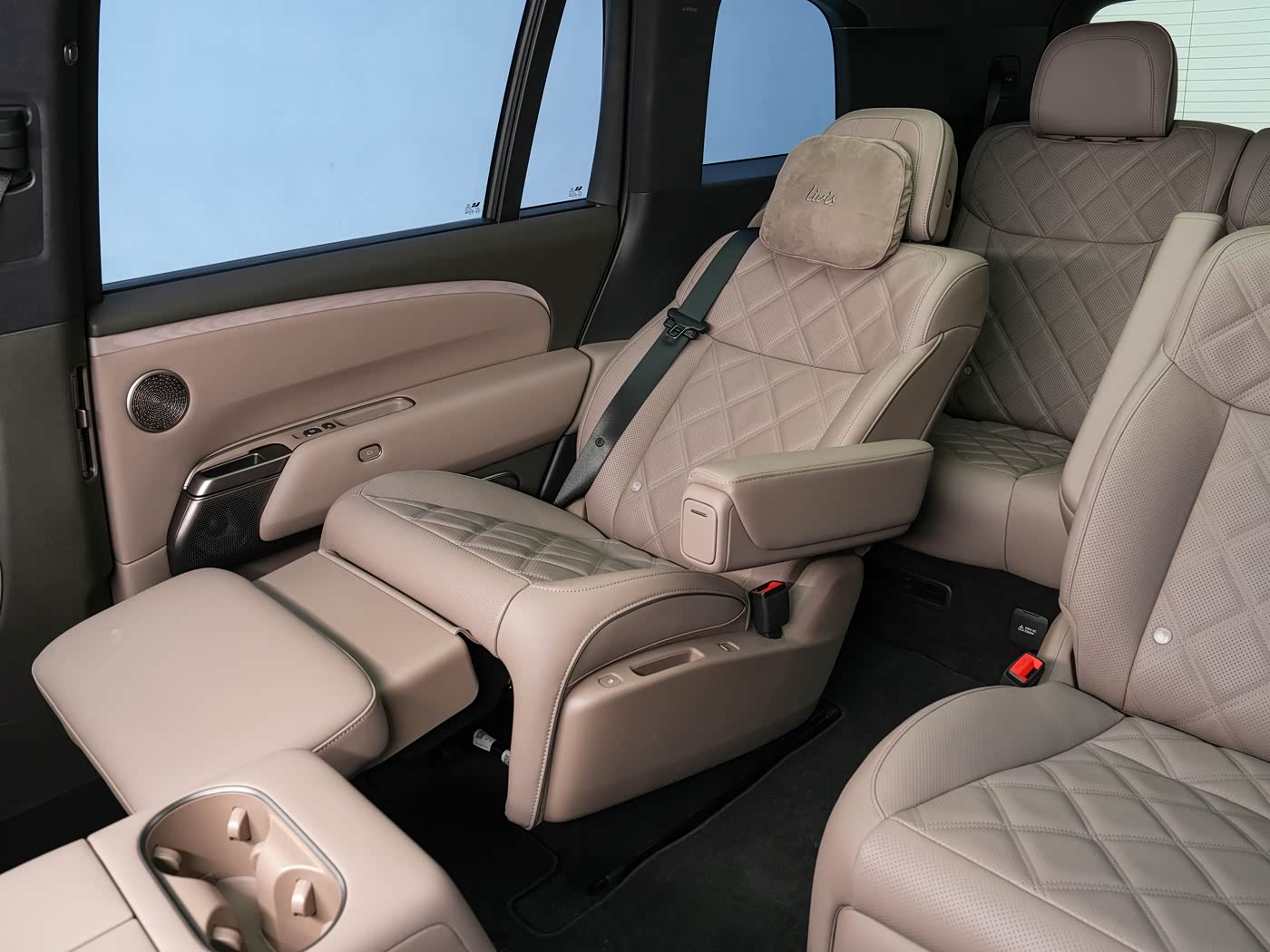 l9-livis-interior-brown-22