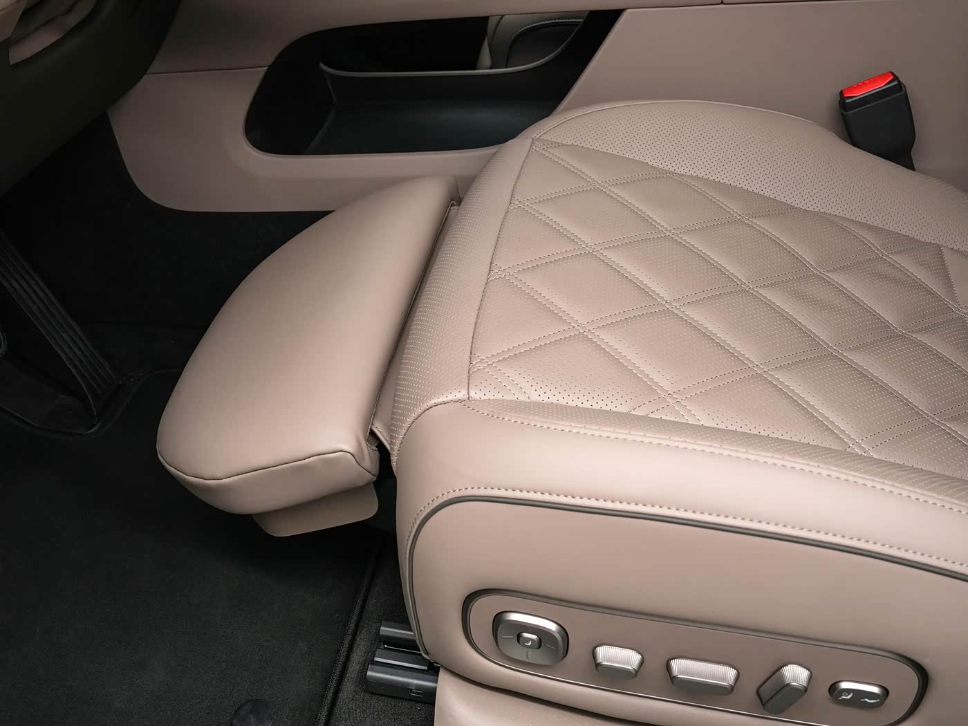 l9-livis-interior-brown-9