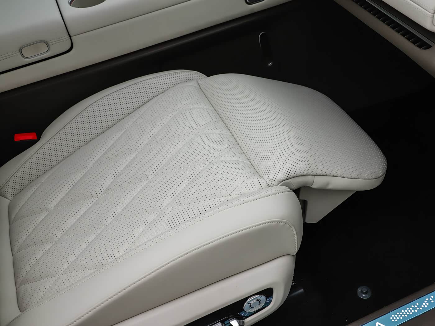 volkswagen-id-era-9x-interior-white-24