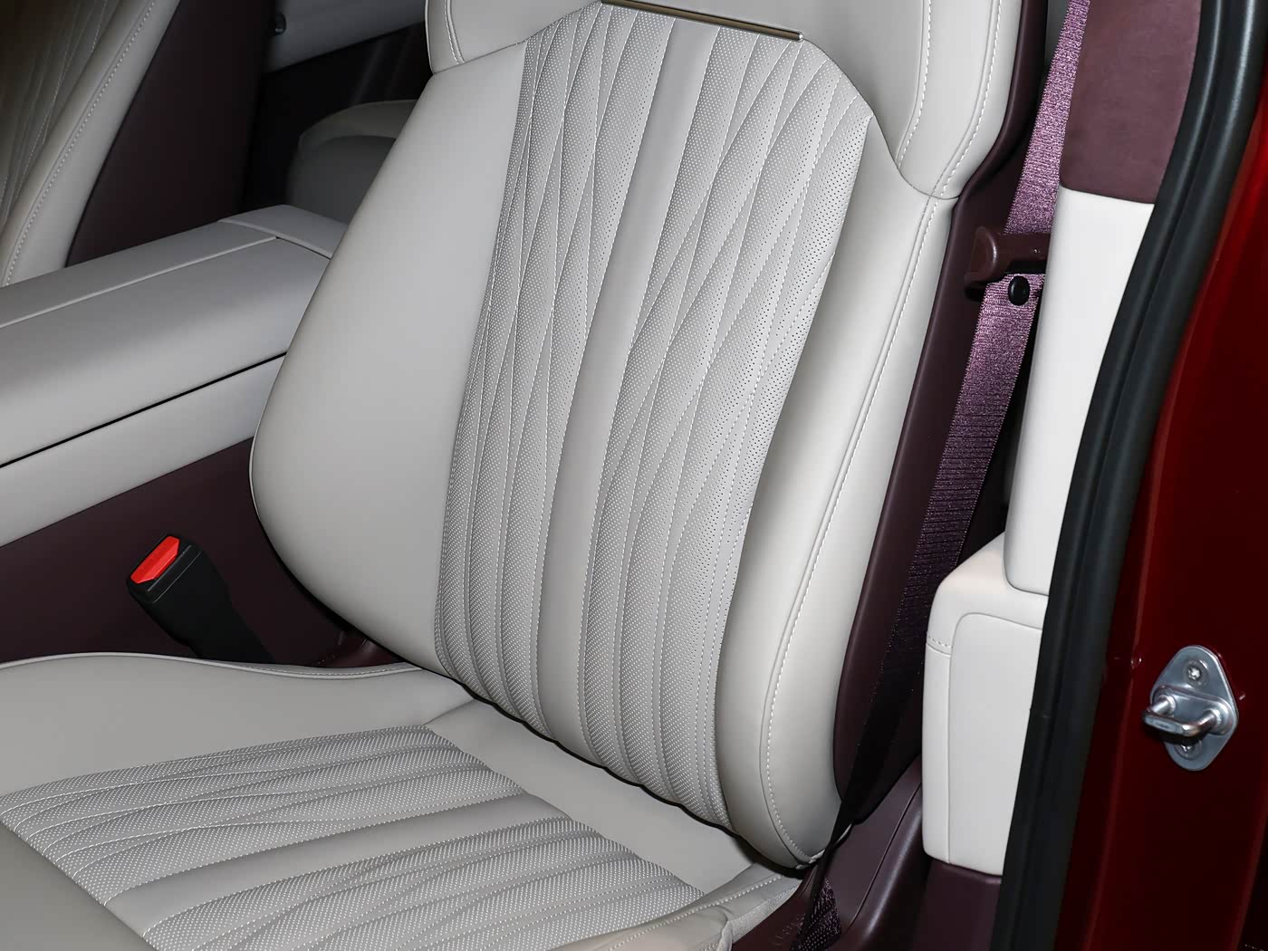 xiaomi-yu7-gt-interior-black-purple-white-10