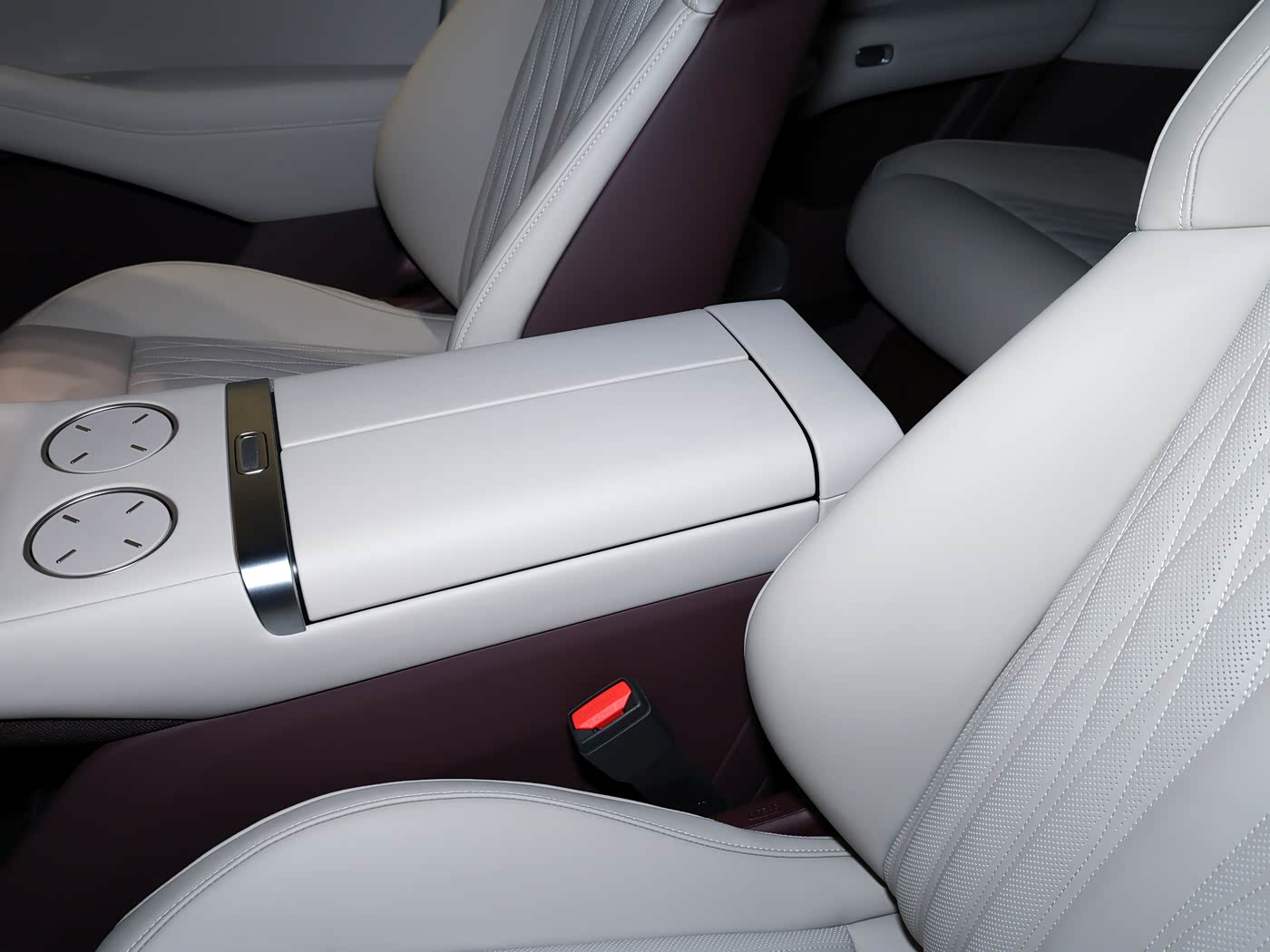 xiaomi-yu7-gt-interior-black-purple-white-12
