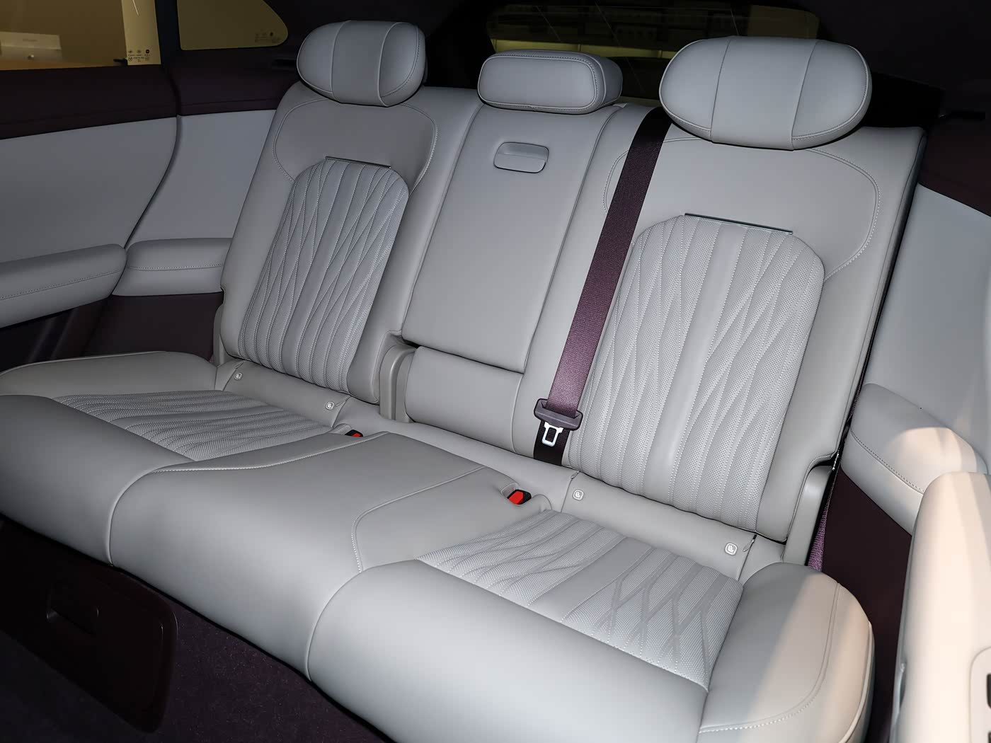 xiaomi-yu7-gt-interior-black-purple-white-16