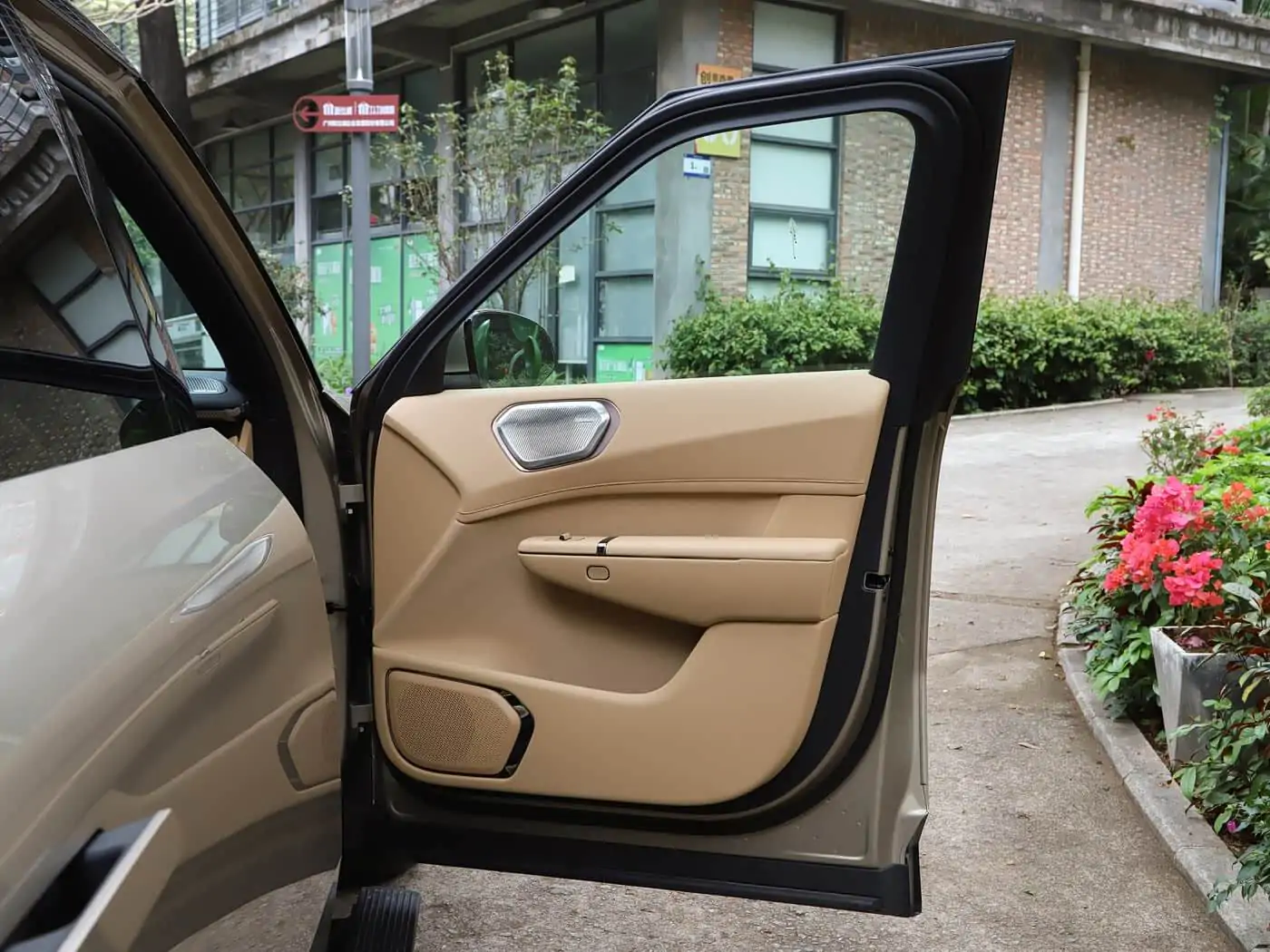 lynk-co-900-interior-brown-15
