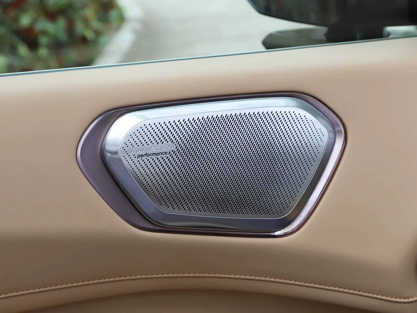 lynk-co-900-interior-brown-18