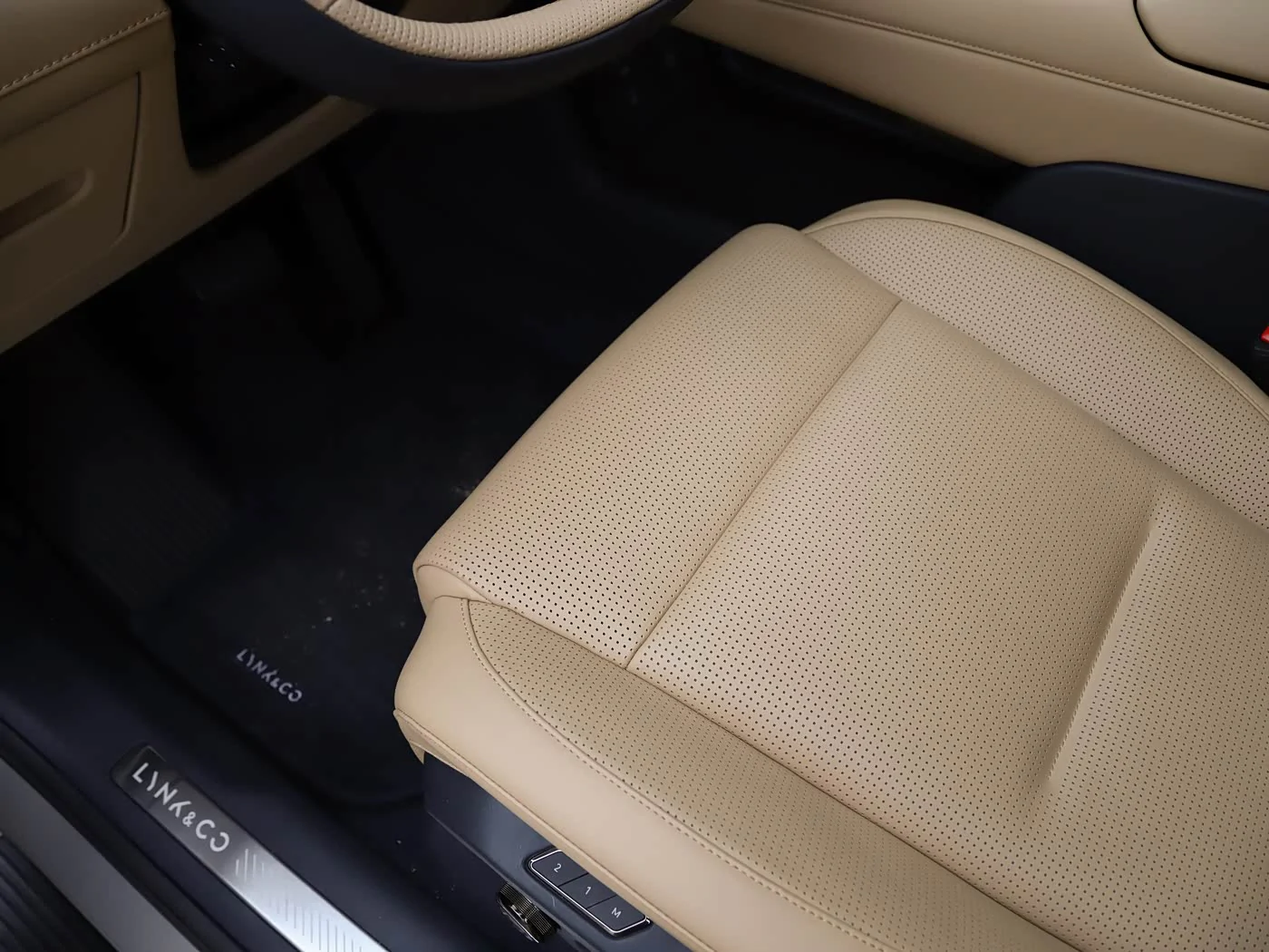 lynk-co-900-interior-brown-19