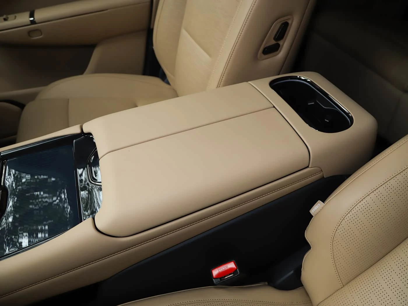 lynk-co-900-interior-brown-20