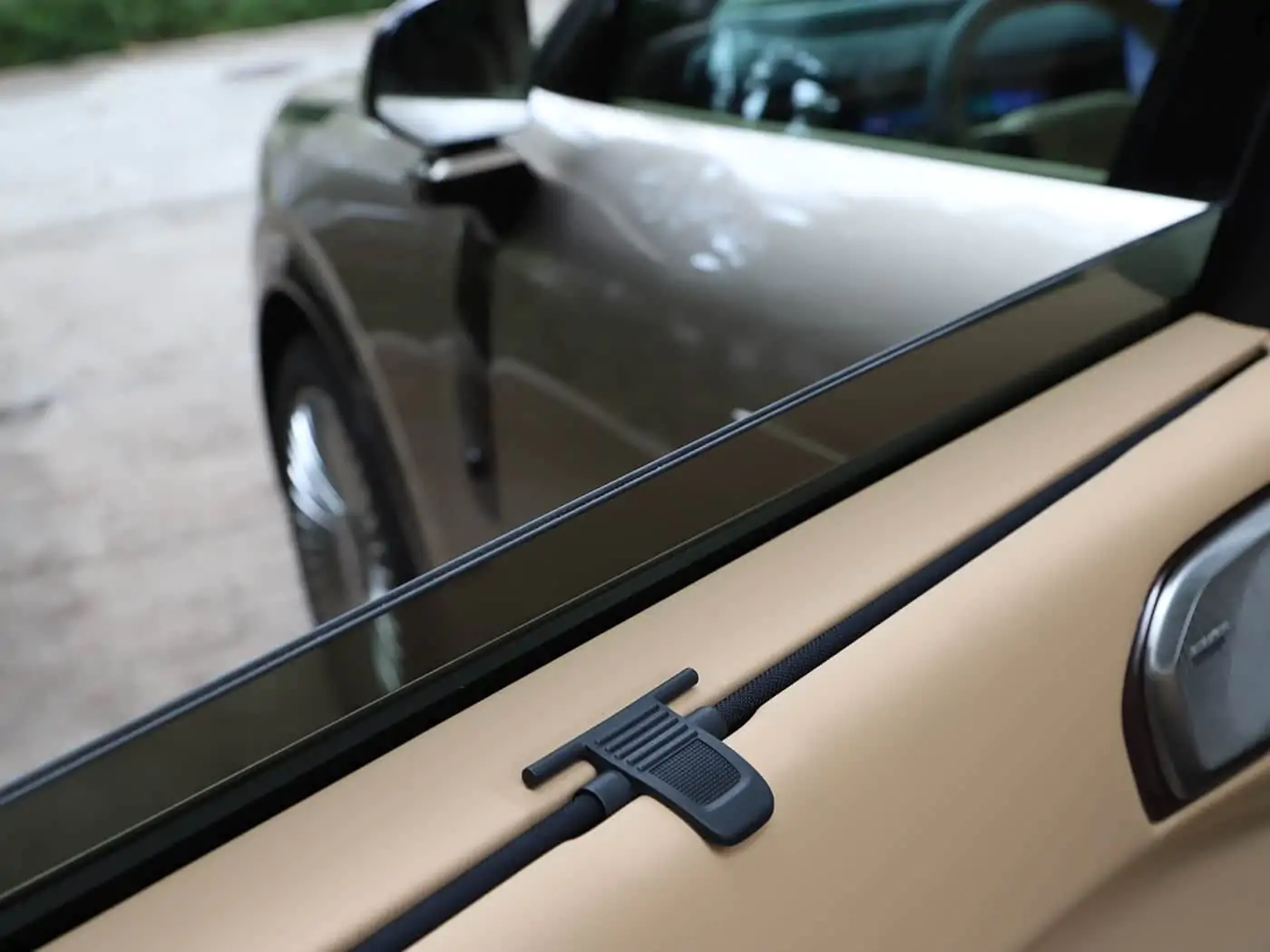 lynk-co-900-interior-brown-25
