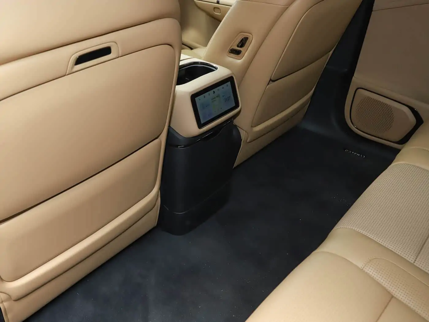 lynk-co-900-interior-brown-26