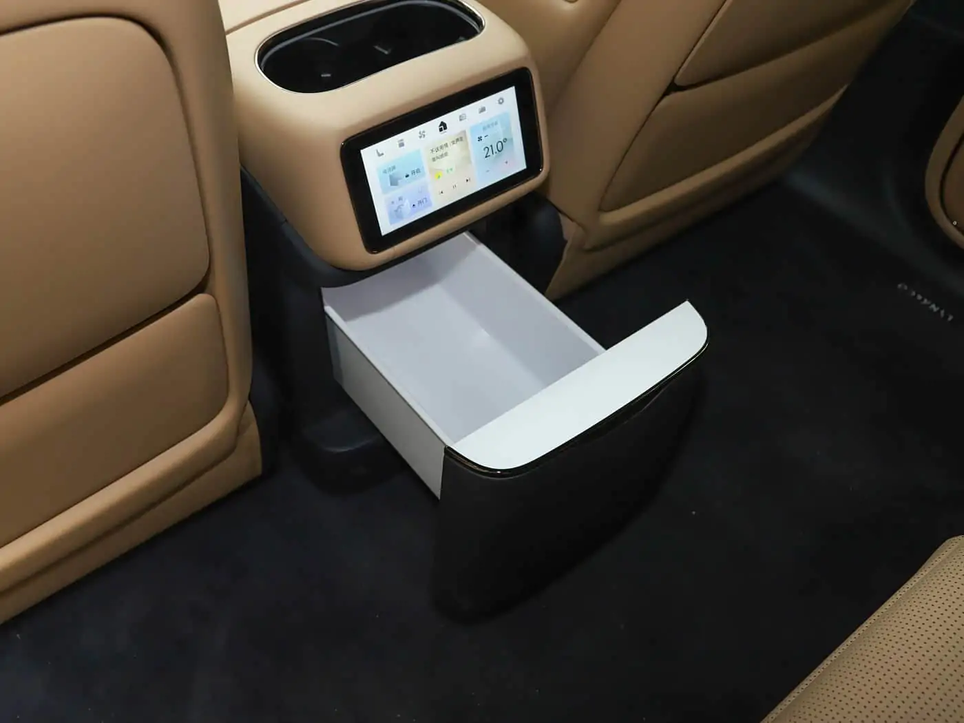 lynk-co-900-interior-brown-28