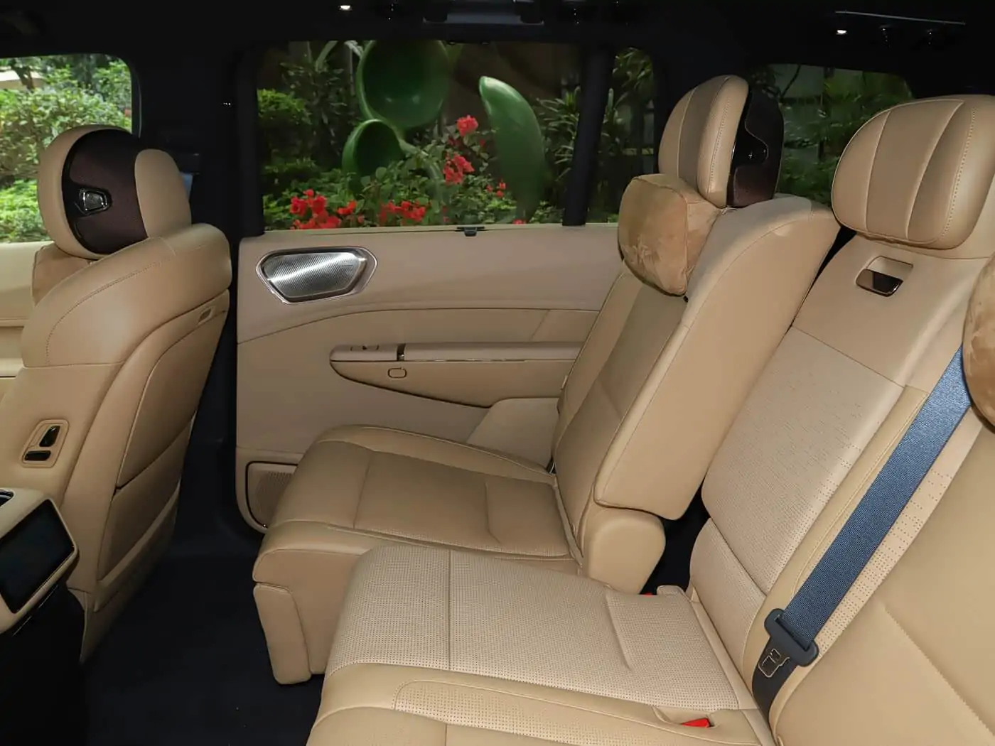 lynk-co-900-interior-brown-30