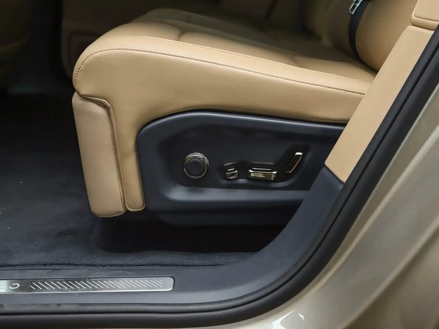 lynk-co-900-interior-brown-31