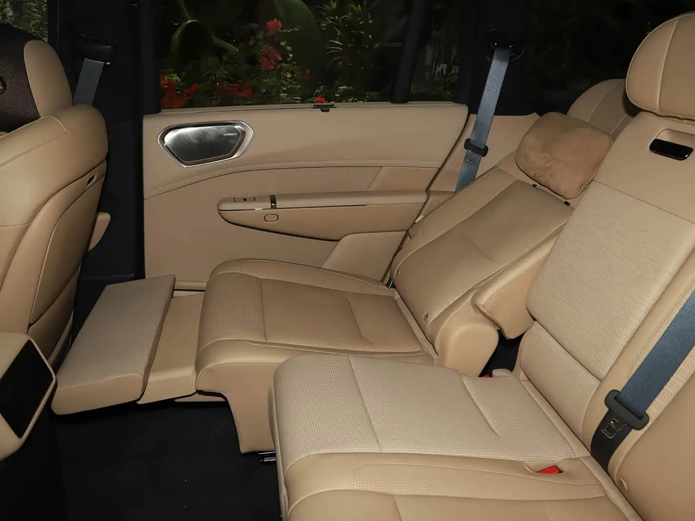 lynk-co-900-interior-brown-32