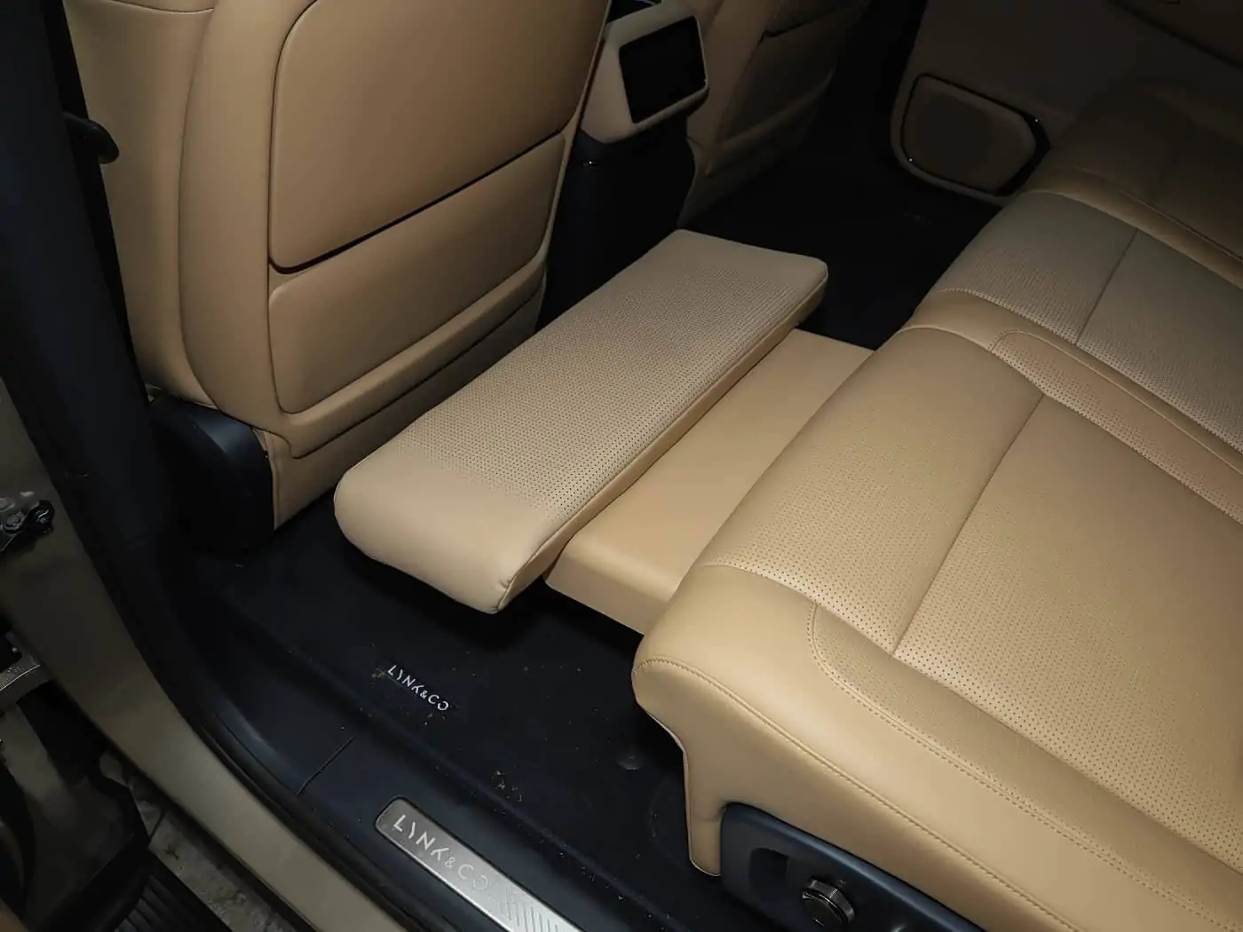 lynk-co-900-interior-brown-33