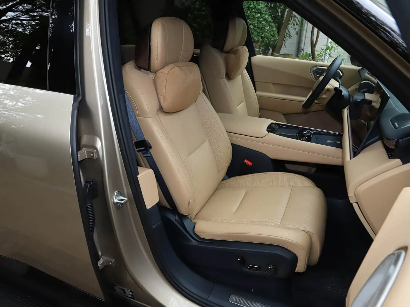 lynk-co-900-interior-brown-34