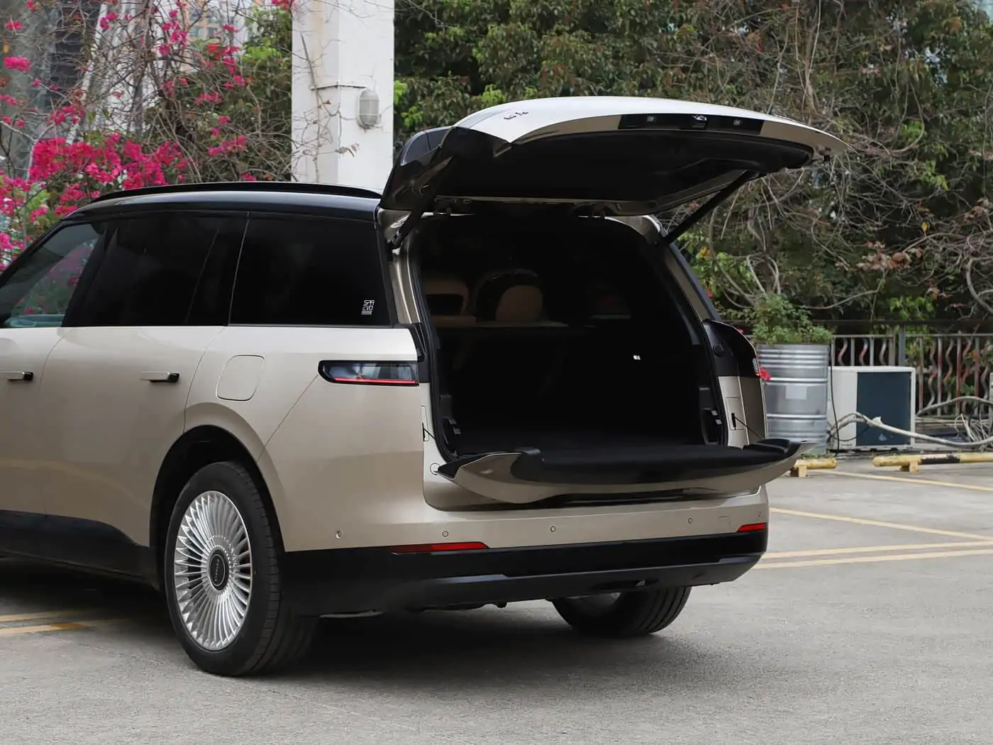 lynk-co-900-interior-brown-35