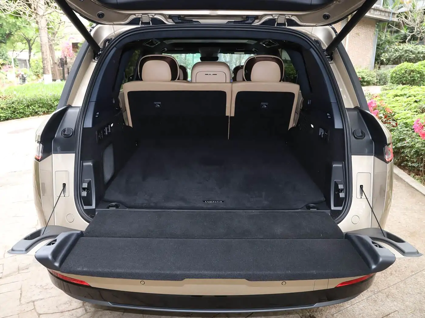 lynk-co-900-interior-brown-36